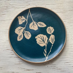 Assiette à dîner artisanale en céramique Midnight Bloom, bordure faite à la main, design botanique unique, glaçure durable pour un style de table distinctif - Product Image 1
