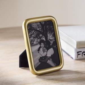 Cadre photo en métal pour une décoration intérieure élégante avec une finition haut de gamme, des détails artistiques et un style d'affichage intemporel - Product Image 2