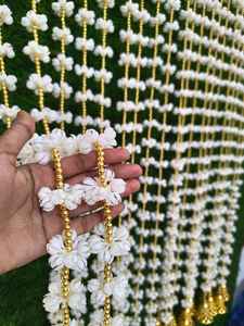 พวงมาลัยดอกมะลิประดิษฐ์แบบฟู พร้อมลูกปัดสีทองและกระดิ่ง สำหรับงานแต่งงานแบบอินเดียใต้ - Product Image 3