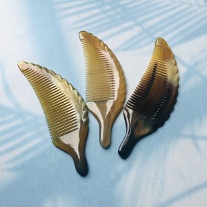 Peigne en corne de boeuf naturel peigne de thérapie authentique brosse de massage pour cheveux bouclés, accessoires de beauté pour femmes, peigne en forme de feuille - Product Image 3