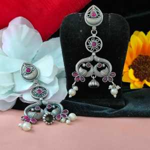 Boucles d'oreilles pendantes en métal de qualité supérieure Glamour moderne Style sophistiqué élégant Sophistication audacieuse Bijoux de mode de haute qualité - Product Image 3