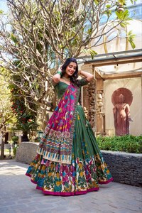 Último Diseño de Lehenga Choli de Seda Tasar con Estampado Kalamkari y Trabajo de Lámina, Compra en Línea en India, Exportador de Moda Femenina - Product Image 2