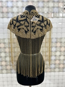 เสื้อคลุมทรงเบอร์เลสก์ประดับด้วยลูกปัดและไข่มุกปักเลื่อมด้วยเส้นสายที่สวยงามสง่างามในโอกาสของสโมสรที่มีความยาวถึงพื้น - Product Image 2