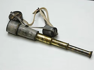 Telescopio de catalejo antiguo coleccionable náutico Kelvin & Hughes con estuche de cuero. - Product Image 4