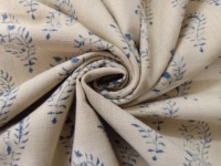 La tela de algodón impresa hecha a medida es un textil versátil que presenta diseños patrones o imágenes impresas en material de algodón
