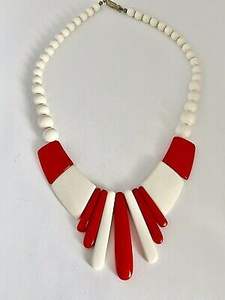 Collar de cristal de resina estética para amantes de la moda - Product Image 1