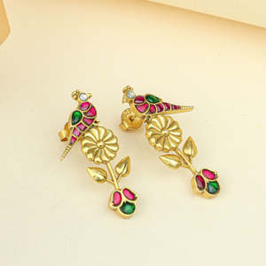 Pendientes Anokhi Peacock Bagh en tono dorado con engaste de bisel moderno y perla, diseño geométrico de animal, hechos de aleación de zinc - Product Image 1