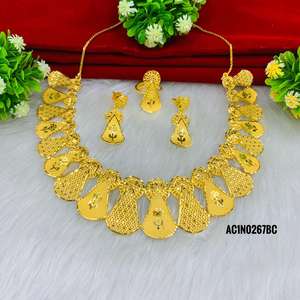 Collier court à chaîne fleurie en laiton plaqué or avec pendentif, designs pour femmes, bijoux de mode pour mariage et soirée - Product Image 4