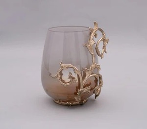 Beau bougeoir en aluminium doré avec verre Hurricane Parfait pour les intérieurs modernes, rustiques, classiques et élégants - Product Image 2