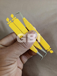 Pestañas de Acero Inoxidable Puntiagudas con Recubrimiento en Polvo Amarillo de Alta Calidad, Antimagnéticas, Diseño de 90 Grados con Volumen en la Parte Posterior - Product Image 4