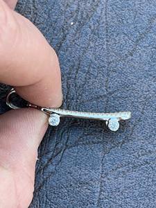 Collar con Colgante de Diamante Moissanite VVS Estilo Moderno, Diseño de Patineta, Chapado en Oro sobre Plata 925, Brillante - Product Image 5