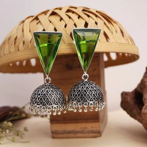 Pendientes Jhumka de piedra verde oxidada chapados en plata, joyería étnica contemporánea - Product Image 2