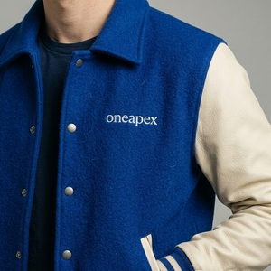 เสื้อแจ็คเก็ต Letterman สีน้ำเงินเข้ม ตัวเสื้อทำจากผ้าขนสัตว์ แขนเสื้อทำจากหนัง คอเสื้อและปลายแขนเสื้อถักแบบริบ ติดกระดุมแป๊กด้านหน้า โลโก้สั่งทำได้ สไตล์สตรีทแวร์ เสื้อคลุมสำหรับผู้ชาย - Product Image 4