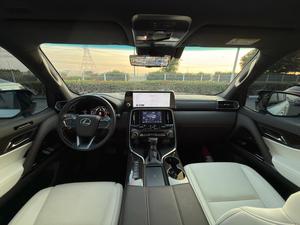 AUTO USATA 2024 LEXUS LX600 BIANCA 3.5L V6 TURBO SPORT 409CV/5200RPM 6 CILINDRI 7 POSTI TRASMISSIONE AUTOMATICA A 10 VELOCITÀ - Product Image 3