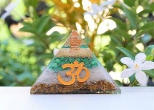 Pyramide d'orgone en cristal d'appétit de la meilleure qualité pour la guérison énergétique ou la méditation et l'équilibrage des chakras disponible à un prix abordable - Product Image 3