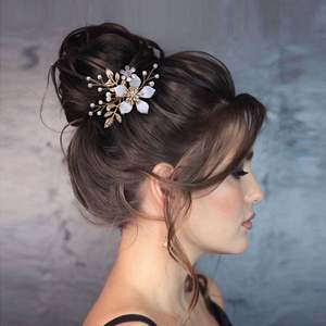 Peigne à cheveux Bridella BHP359 en strass dorés et perles, ajustement confortable et sécurisé, décoration de fête pour mariages, bals de promo et événements formels - Product Image 5