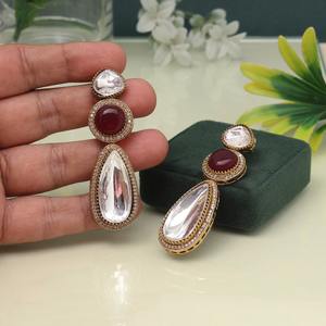 Boucles d'oreilles légères classiques Kundan Dangler dorées pour les mariées et les demoiselles d'honneur bijoux de fête ethniques indiens pour Sarees Lehengas - Product Image 5