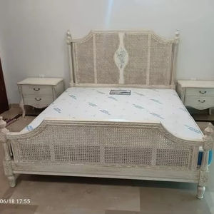 Cama King Size de Lujo con Estructura de Madera, Cama Superior de Madera Maciza Hecha a Mano con Pie de Cama, Muebles de Dormitorio Premium Tallados a Mano - Product Image 1