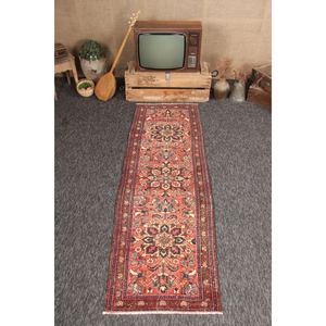 Tapis turc 2,4 x 7,7 pieds, rouge géométrique avec éléments floraux, tapis vintage - Product Image 1