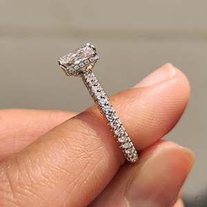 Bague halo avec diamant taille radiant pour un style élégant - Product Image 6