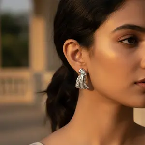 Elegantes Pendientes de Plata con Diamantes y Baño de Oro, Modernos con Formas de Corazón y Flor para Compromiso, Perla como Piedra Principal - Product Image 3