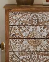 Coffre moderne à quatre tiroirs avec motif de pétales floraux sculpté à la main dans du bois de manguier pour le salon, la salle à manger, la chambre à coucher et l'appartement.
