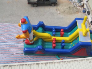 Tobogán inflable con temática de balón de fútbol americano para deportes de fútbol americano - Product Image 2
