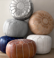 Pouf en cuir marron bicolore de style marocain et tabouret rond pour la décoration intérieure, la chambre à coucher ou l'extérieur.