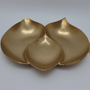 Placa de cargador de lujo de vidrio de aluminio hecho a mano, servidor de frutas secas, compartimentos de hojas entrelazados, acabado dorado antiguo diseñado - Product Image 3