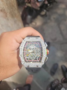 Montre glacée de luxe antique personnalisée Hip Hop montre en alliage de qualité supérieure en verre de quartz pour les fêtes de streetwear d'affaires dans le monde entier - Product Image 4