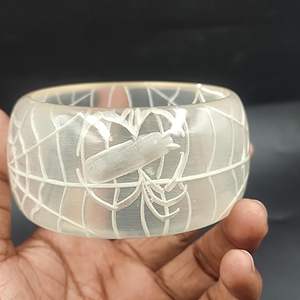 Bracelet en résine ethnique exquis pour les femmes Artisanat élégant avec un design élégant Matériau en résine léger pour les cadeaux - Product Image 3