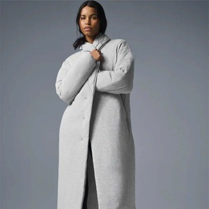 Long manteau matelassé personnalisé pour femmes Manteau d'hiver matelassé pleine longueur avec isolation et col haut pour un maximum de chaleur et de style - Product Image 5