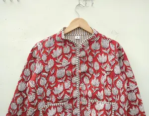 Veste matelassée en coton indien fait à la main avec poches veste d'hiver à fleurs vestes Kimono en coton imprimé à la main cadeau pour elle - Product Image 1