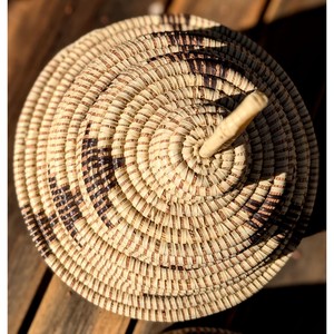 Panier de rangement en herbe de mer tissé à la main, motif triangle marron et crème, écologique, pliable et suspendable, pour biscuits aux pépites de chocolat - Product Image 2