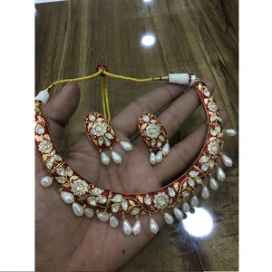 Ensemble de bijoux de mariage élégant haut de gamme Collier Kundan de qualité supérieure avec perles et pierres pour les mariées Disponible au prix d'usine - Product Image 2