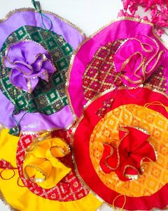 กระเป๋าพอตลิสของผู้หญิงแบบดั้งเดิมสำหรับผลไม้แห้งหลากสีอินเดียสำหรับงานแต่งงาน - Product Image 5