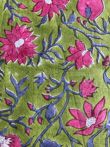 ผ้าฝ้ายพิมพ์ลายด้วยมือ ลายดอกไม้สีเขียวมะกอก พร้อมดอกไม้สีชมพูและใบสีคราม |   สิ่งทอพื้นเมืองอินเดีย - Product Image 4