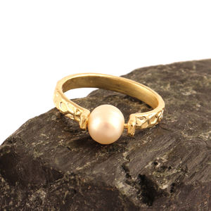 Anillo minimalista de perlas naturales de agua dulce, sortija elegante con textura chapada en oro de 24k, anillo redondo de tamaño 7us - Product Image 5
