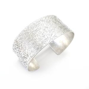 Brazalete ancho de diseñador floral de latón puro 100% hecho a mano, brazalete ajustable, Regalo para mamá - Product Image 2