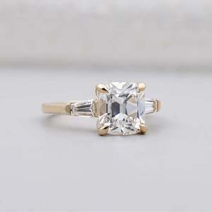 Bague de fiançailles pour femme en or jaune, coupe coussin style « Old Mine », certifiée IGI, trois pierres et sertissage à 4 griffes, avec diamants - Product Image 4