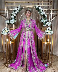 นักออกแบบที่สวยงามของเย็บปักถักร้อยด้วยมือที่มีสไตล์บนสีที่สวยงามของ caftan และผ้าคลุมหน้ากับทางสำหรับงานแต่งงาน = 2024 - Product Image 1