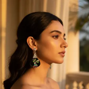 Boucles d'oreilles pendantes en argent pour femmes avec onyx noir et pierres précieuses, ornées de diamants et de perles pour les mariages et les fêtes - Product Image 1