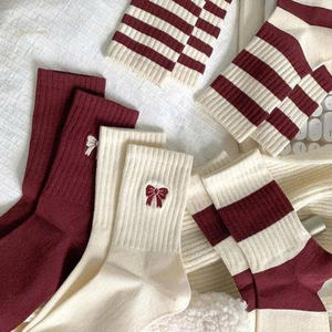 Calcetines Deportivos Premium con Diseño Gráfico, Estilo Urbano, Transpirables, de Algodón, para Uso Diario, Diseño Moderno para Marcas de Moda, Venta al por Mayor y al Detal - Product Image 2