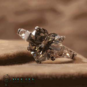 Anillo de compromiso de estilo de 3 piedras de diamante de corte Baguette cónico y corazón para mujer - Product Image 6