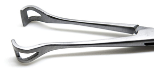 คีมผ่าตัดแบบตรง Babcock ขนาด 6 นิ้ว ผลิตจากเหล็ก ใช้ด้วยมือ ได้รับการรับรองมาตรฐาน CE จาก ARISTON INTERNATIONAL สำหรับใช้ในโรงพยาบาล - Product Image 2