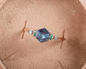 แหวนแต่งงานเงินแท้ 925 ทรงหกเหลี่ยมประดับอเล็กซานไดรต์ ดีไซน์คลาสสิกแบบหนามเตย ยี่ห้อ Shama Gems Jewels สีโรสโกลด์ รุ่นวินเทจ - Product Image 5