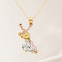 Exquis pendentif classique chrétien en alliage de cuivre fantaisie pour enfants, plaqué or tricolore 14 carats, avec Jésus portant la croix et crucifix, orné de zircon