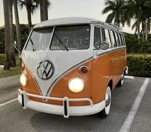 PRÊT À CONDUIRE - VÉHICULE D'OCCASION À VOLANT À GAUCHE |   Conduite à droite |   VOLKSSWAGGENNSS TYPESS 2 KOMBIII 15-WINDOWWSS de 1975 - Product Image 1