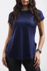 Simplifique su estilo con esta camiseta de mujer con detalles de bolsillo diseñada para la utilidad y la moda callejera discreta - Product Image 3