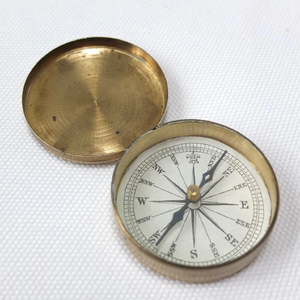 เข็มทิศกระเป๋าปุ่มกดทองเหลืองขัดเงาพร้อมฝาเปิดบนพื้นหลังสีน้ำเงิน - Product Image 3